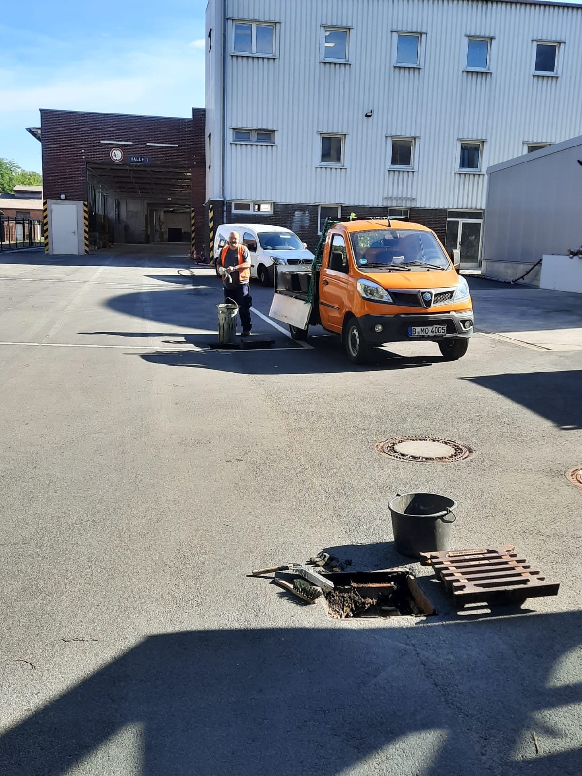 Mitarbeiter des Titan Betriebsservice mit Fahrzeug bei den Hausmeisterdiensten am Objekt